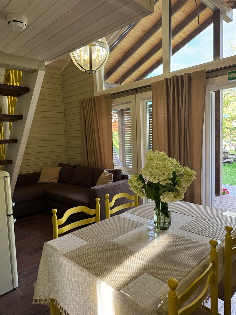 Шале двухэтажное с двумя спальнями и кухней-гостиной с видом на бассейн - фото 3