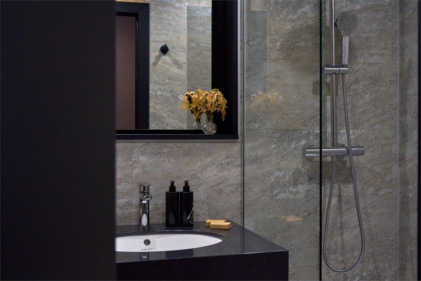 Стандарт дубль с двуспальной кроватью и видом на горы - фото 7