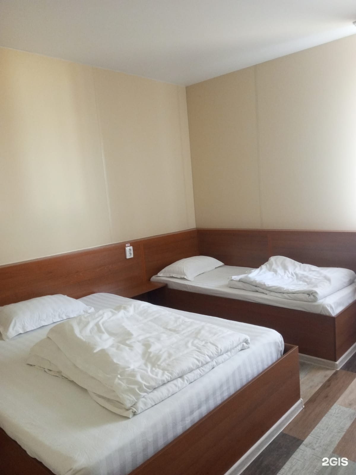 Трехместный номер с двуспальной и односпальной кроватями - фото 4