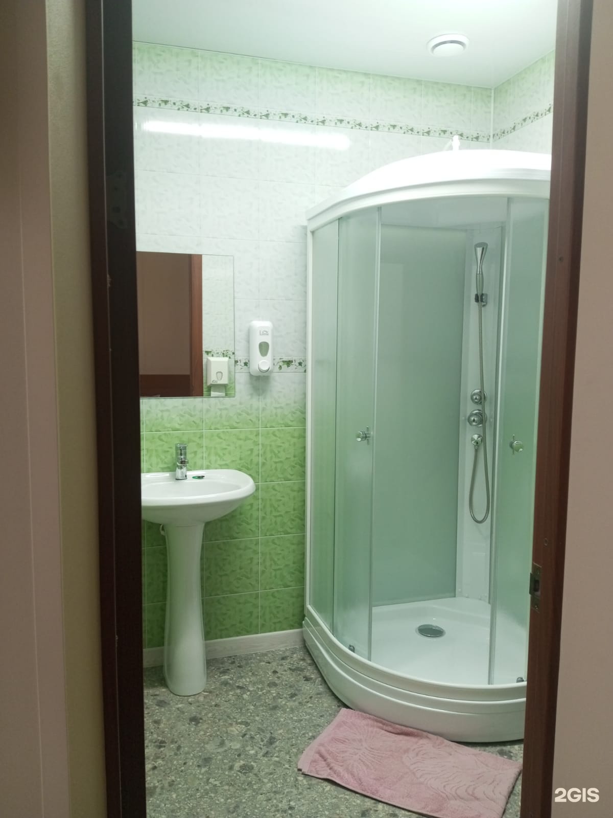 Трехместный номер с двуспальной и односпальной кроватями - фото 5