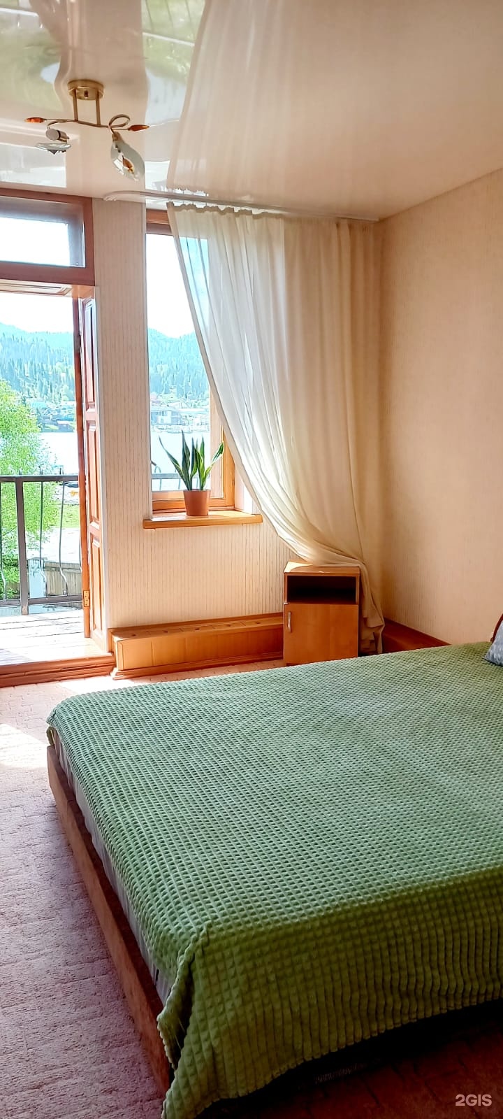 Улучшенный семейный номер с двуспальной или 2 односпальными кроватями с видом на озеро - фото 2