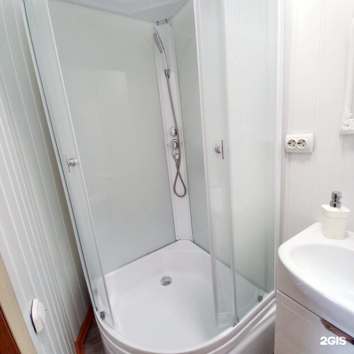 Улучшенный семейный номер с двуспальной или 2 односпальными кроватями с видом на озеро - фото 6