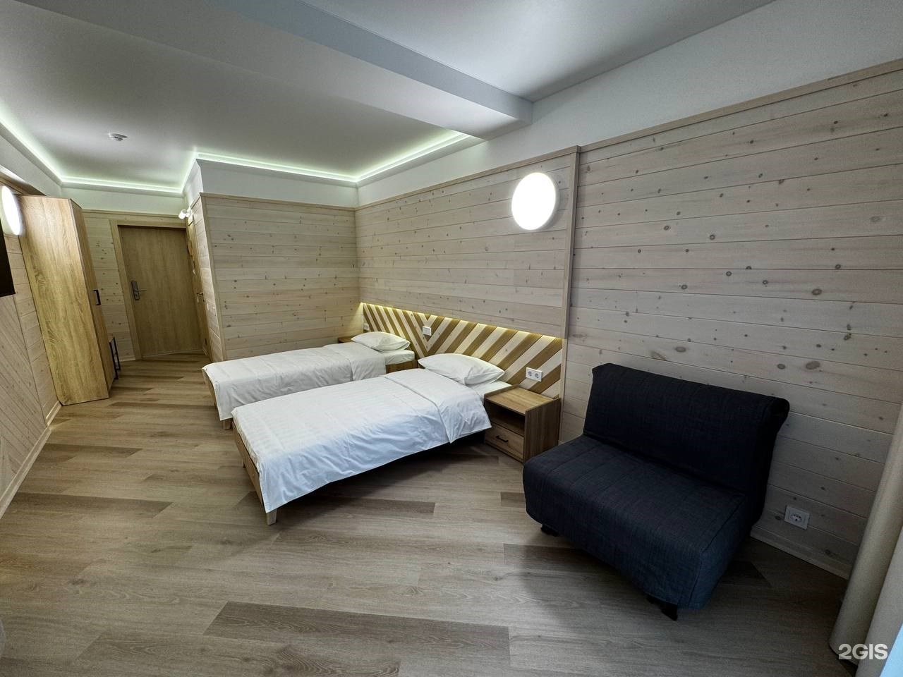 Стандарт Комфорт трехместный с двумя односпальными или одной двуспальной кроватью и раскладным креслом - фото 1