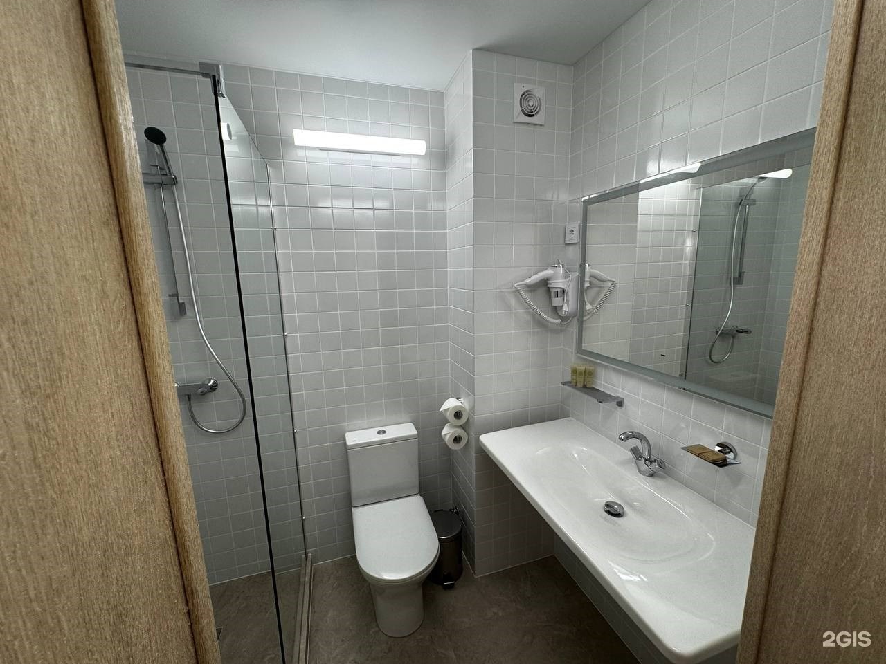 Стандарт Комфорт трехместный с двумя односпальными или одной двуспальной кроватью и раскладным креслом - фото 2