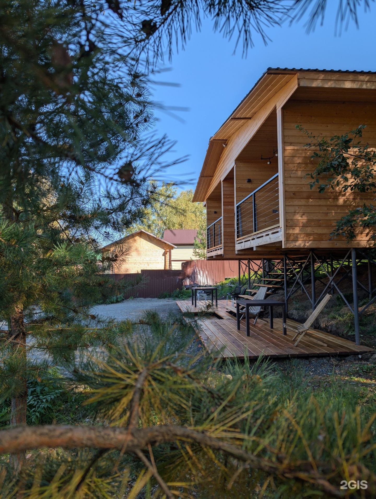 Домик с панорамными окнами и видом на горы.  - фото 9