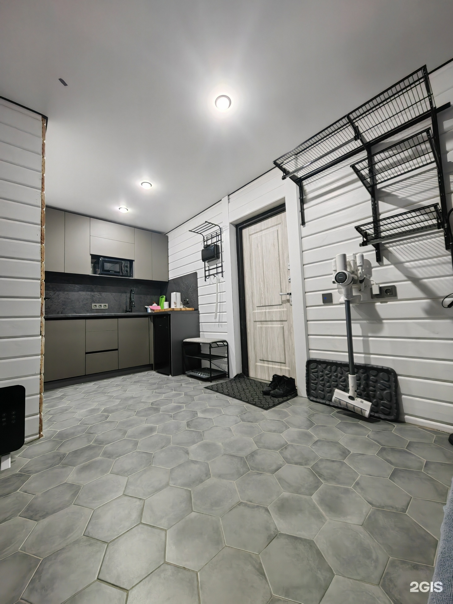 Домик с панорамными окнами и видом на горы.  - фото 15