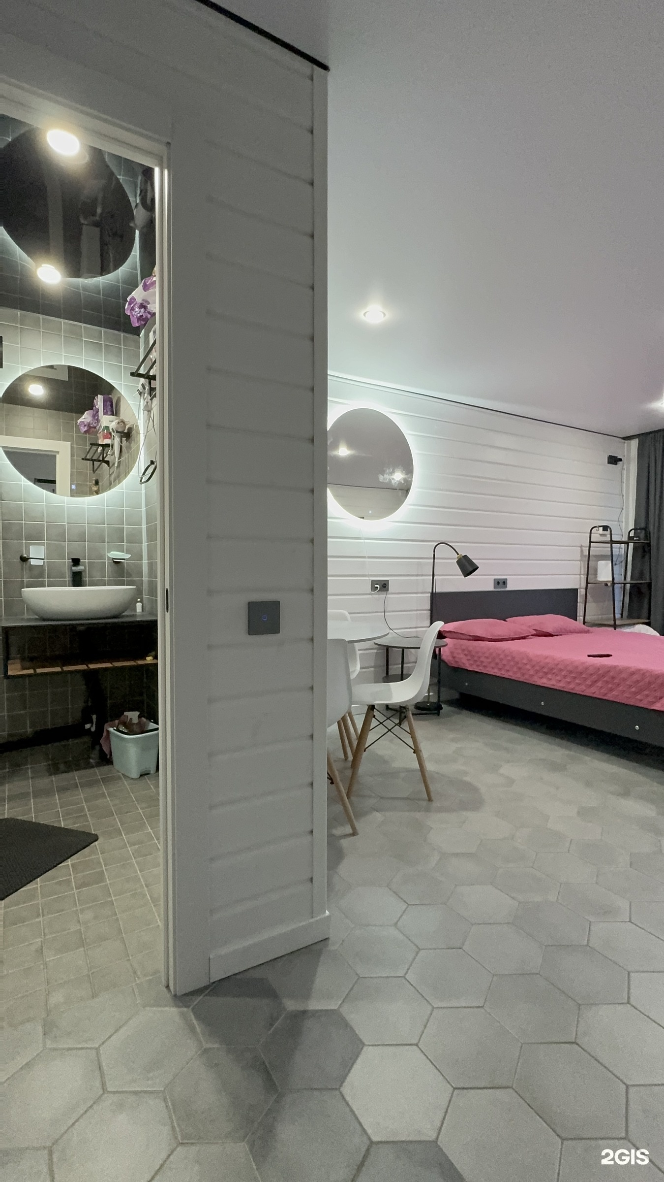 Домик с панорамными окнами и видом на горы.  - фото 24