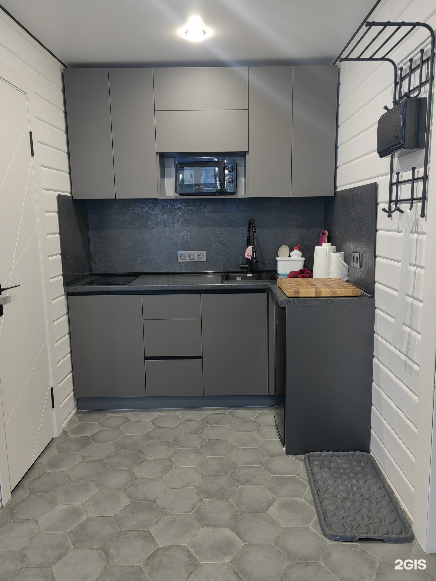 Домик с панорамными окнами и видом на горы.  - фото 25