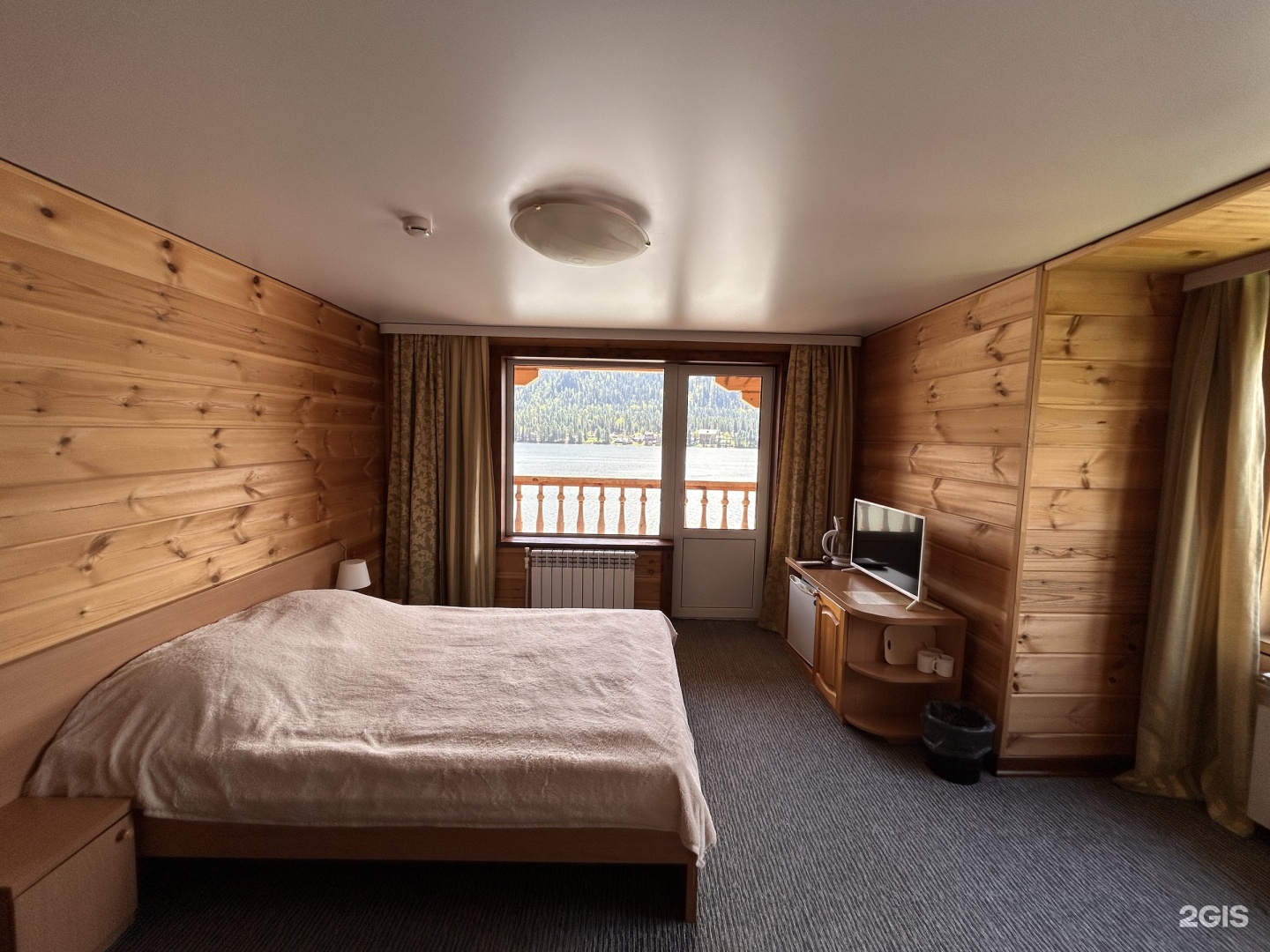 Семейный номер с балконом и видом на озеро  - фото 2