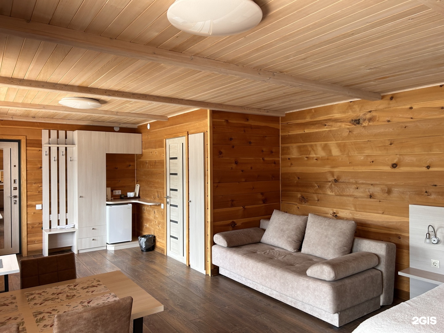 Студия с панорамными окнами и балконом с видом на озеро - фото 1