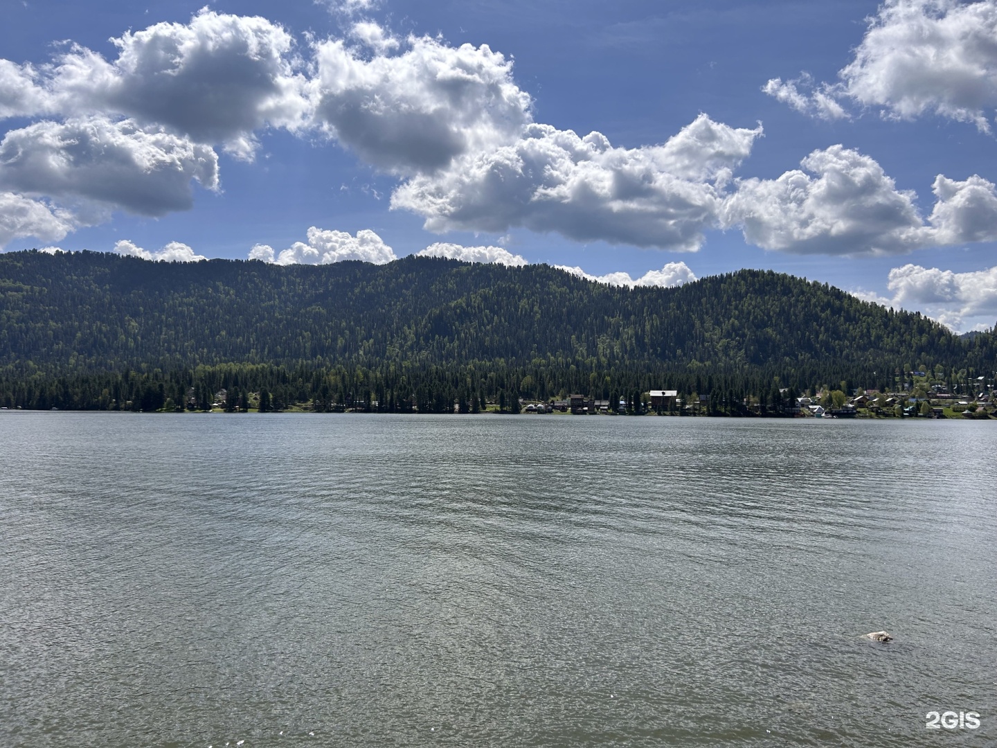 Студия с панорамными окнами и балконом с видом на озеро - фото 6