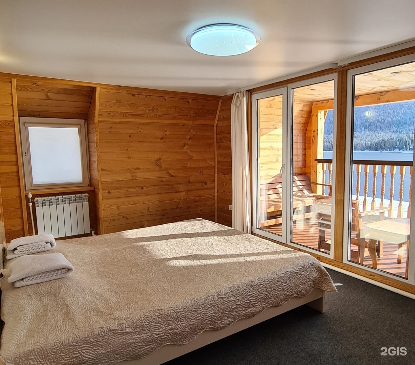 Двухкомнатный номер с панорамным окном и балконом с видом на озеро - фото 1