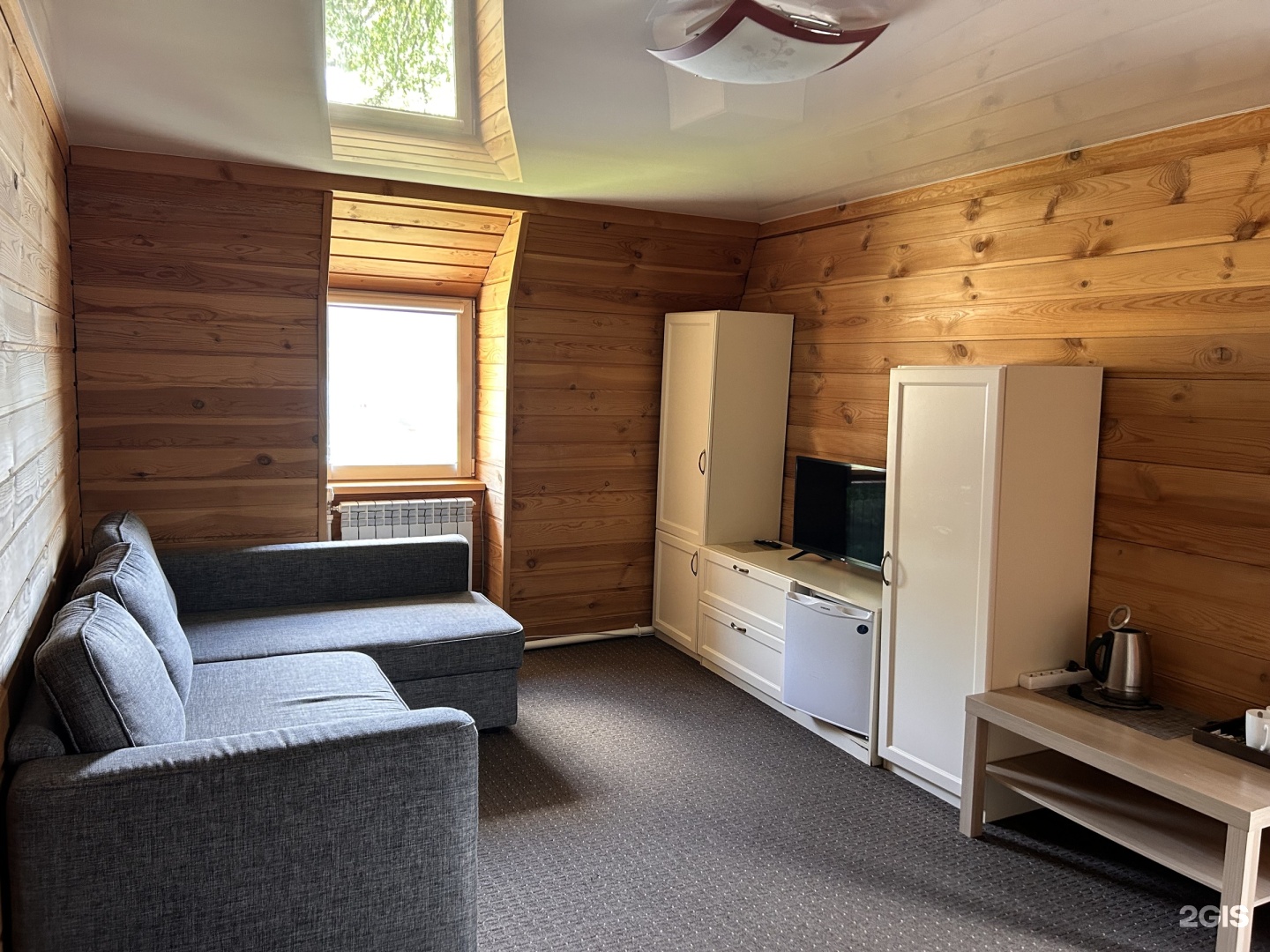 Двухкомнатный номер с панорамным окном и балконом с видом на озеро - фото 2