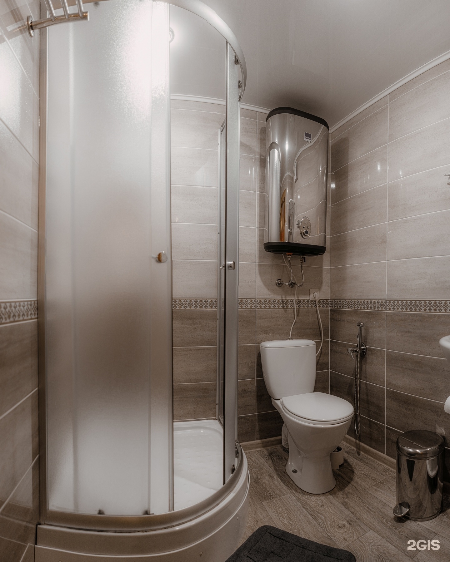 Двухкомнатный номер с панорамным окном и балконом с видом на озеро - фото 4