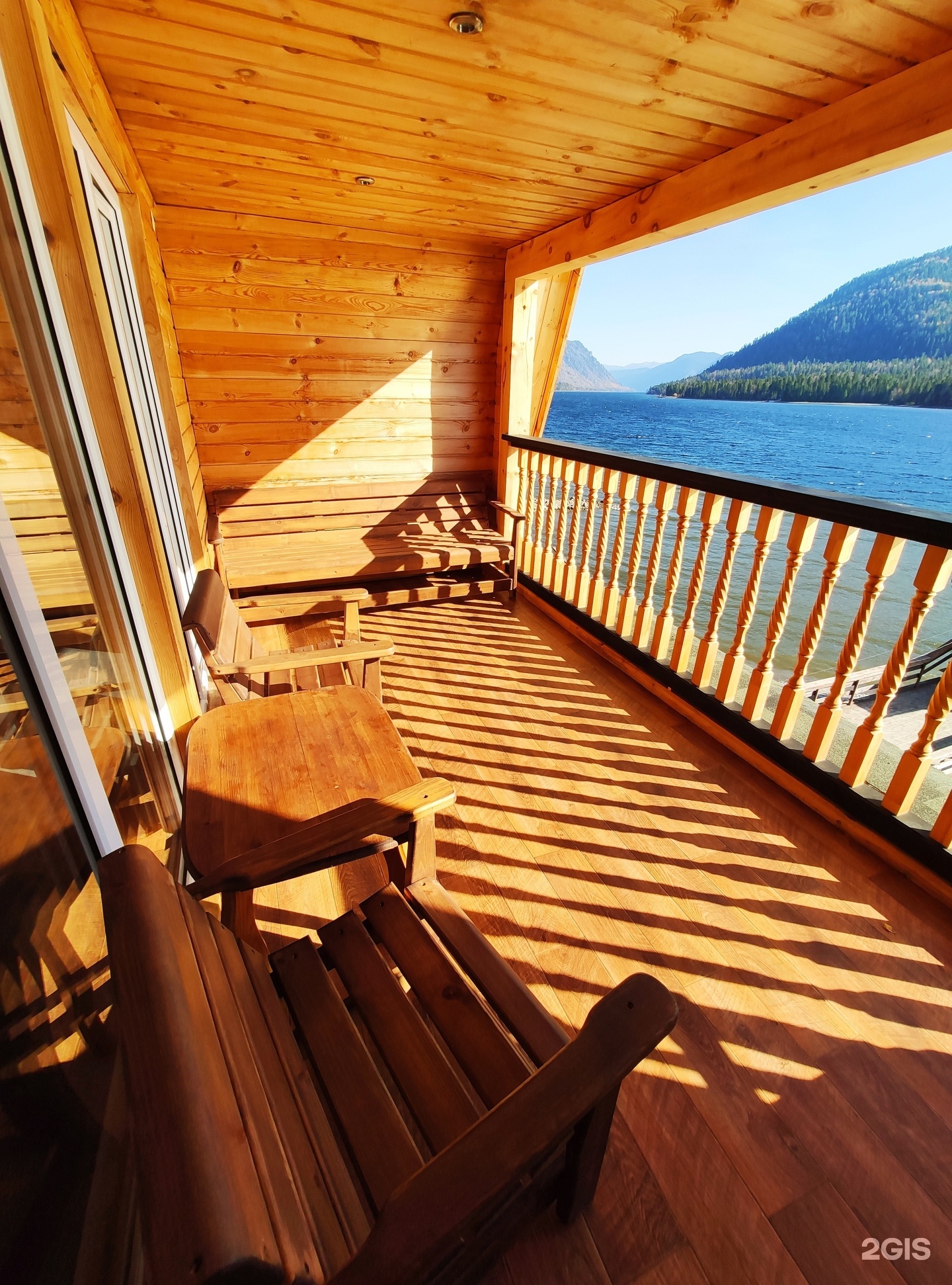 Двухкомнатный номер с панорамным окном и балконом с видом на озеро - фото 5