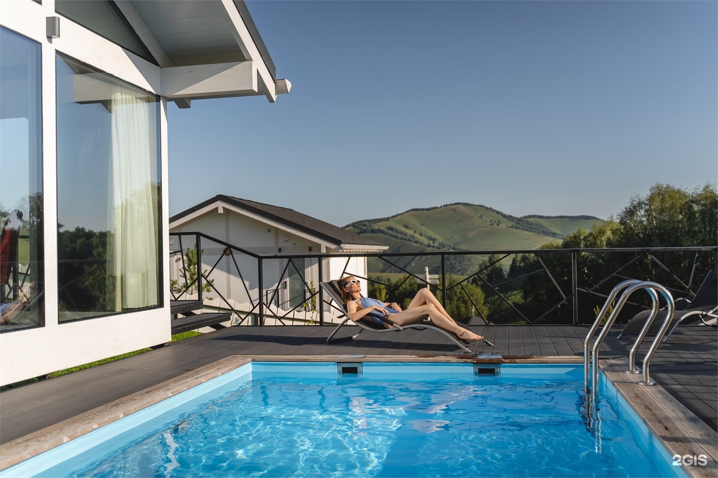 Вилла с бассейном и видом на горы - фото 3