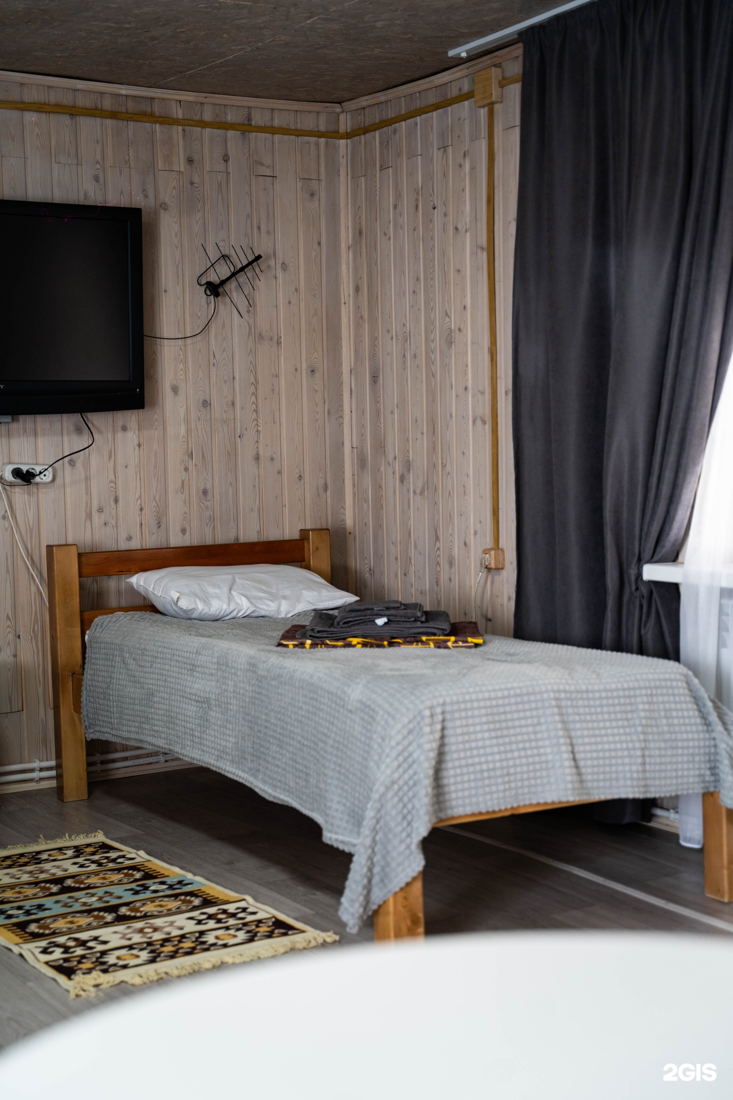 Четырехместный номер с 1 двуспальной или 2 односпальными кроватями с видом на озеро - фото 8