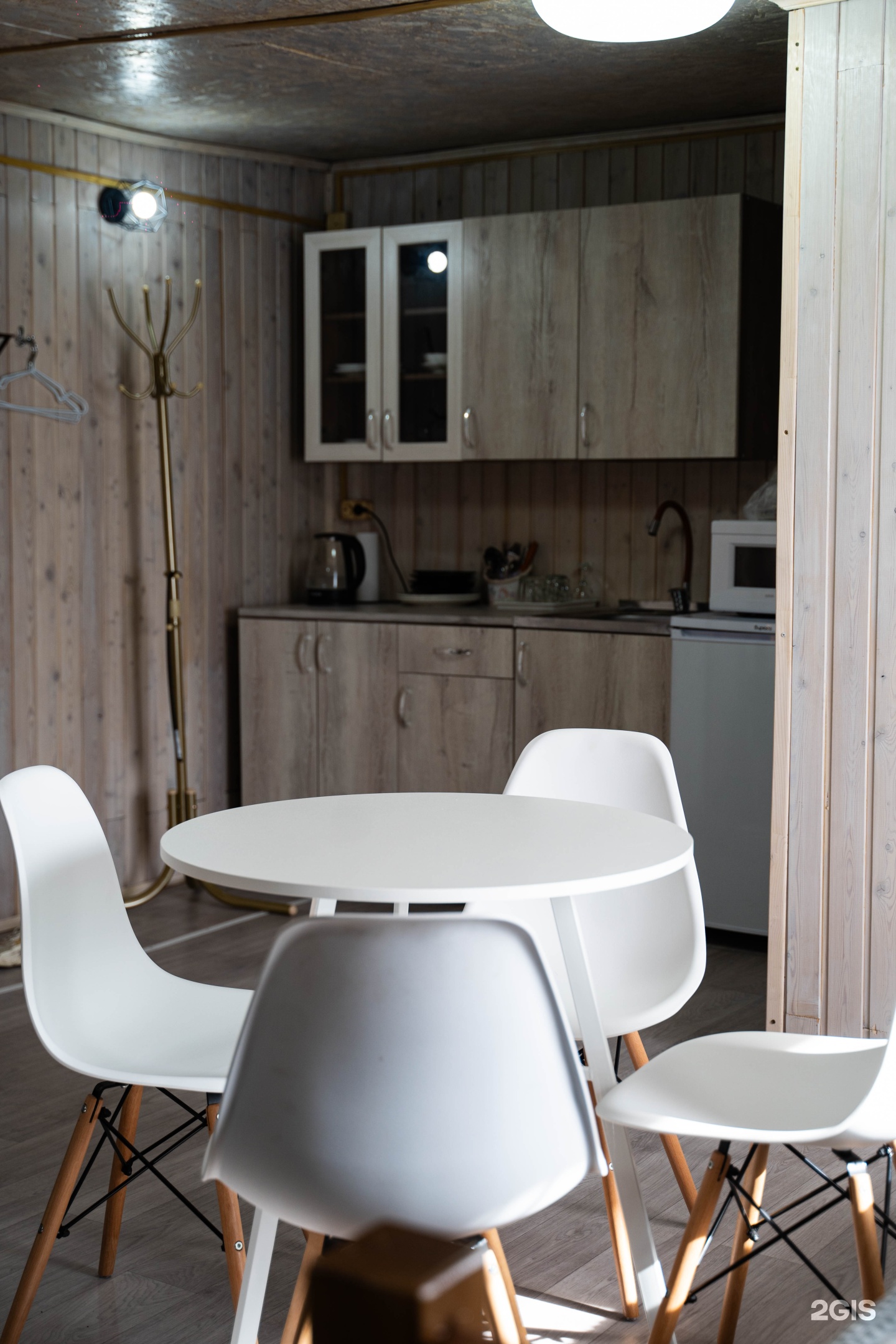 Четырехместный номер с 1 двуспальной или 2 односпальными кроватями с видом на озеро - фото 11