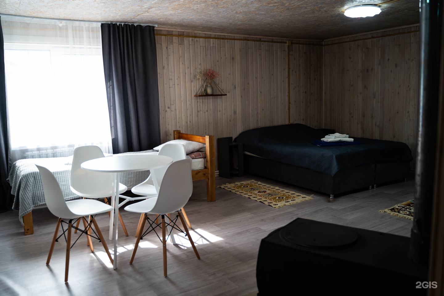 Четырехместный номер с 1 двуспальной или 2 односпальными кроватями с видом на озеро - фото 12