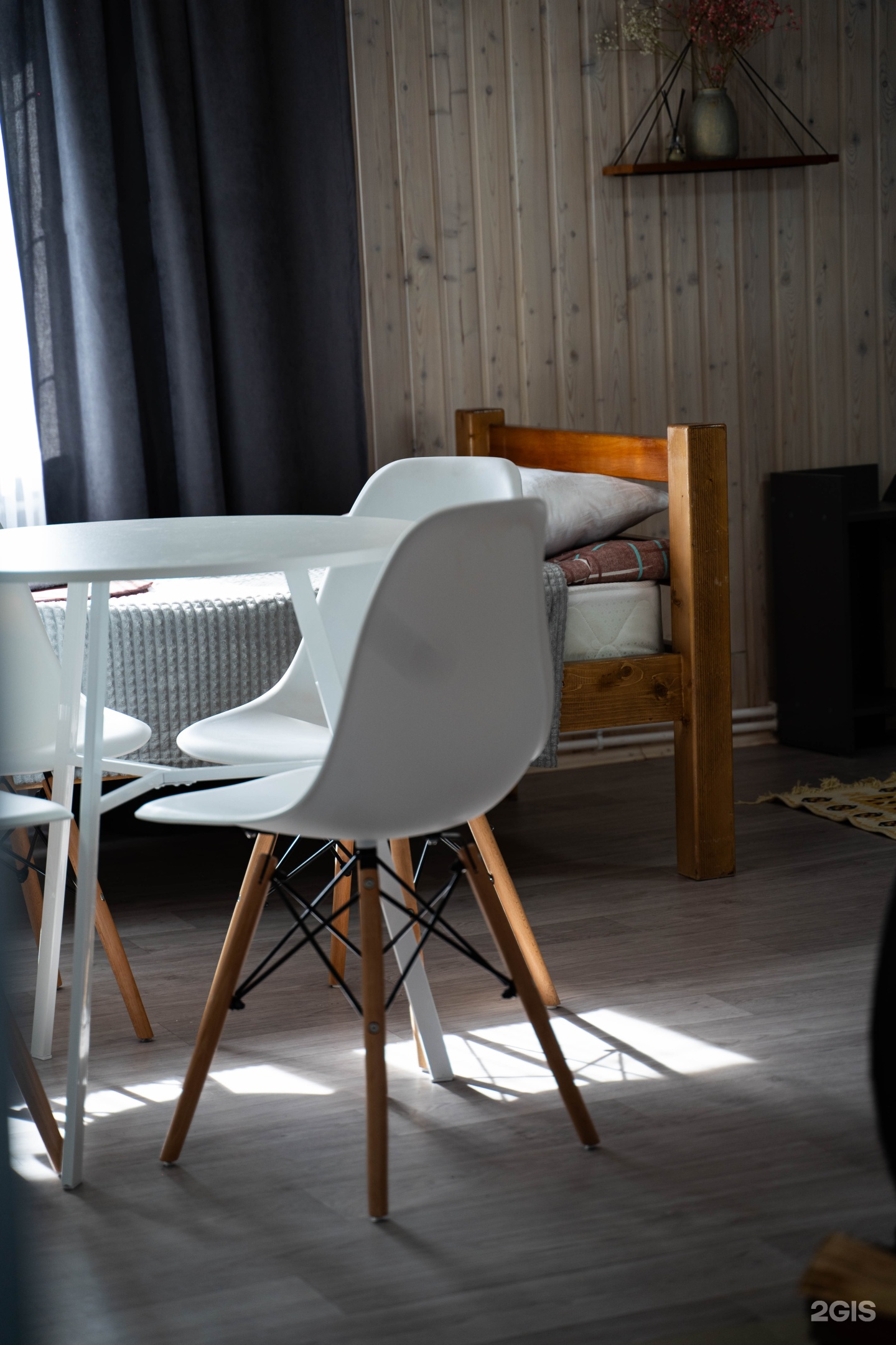 Четырехместный номер с 1 двуспальной или 2 односпальными кроватями с видом на озеро - фото 14