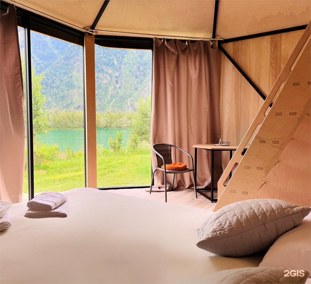 Алтайская юрта с видом на реку и гору Телецкое - фото 1