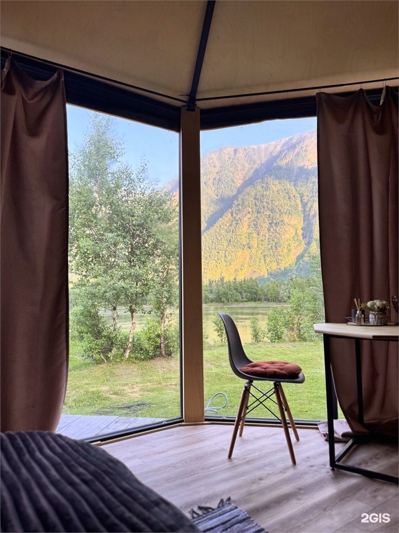 Алтайская юрта с видом на реку и гору Телецкое - фото 4
