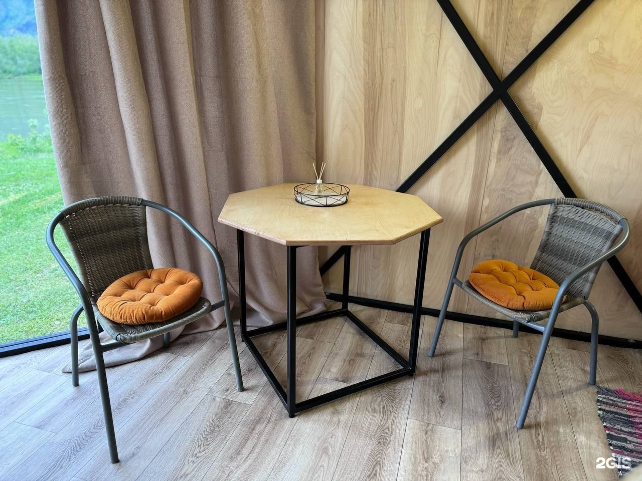 Алтайская юрта с видом на реку и гору Телецкое - фото 9