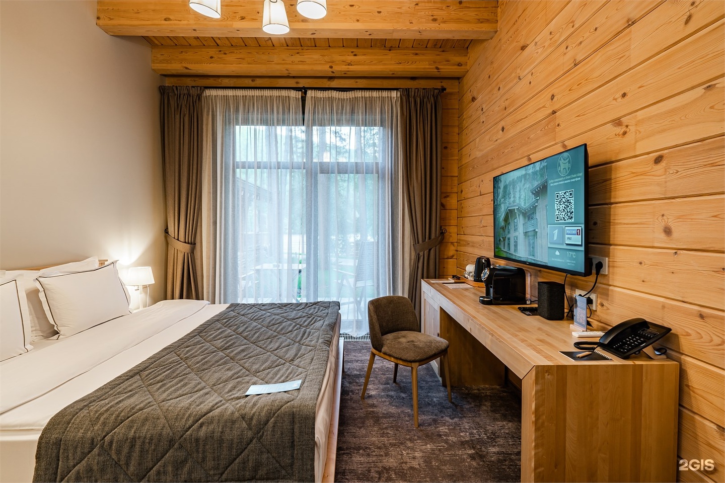 Номер Классик с двуспальной кроватью с видом на реку - фото 1