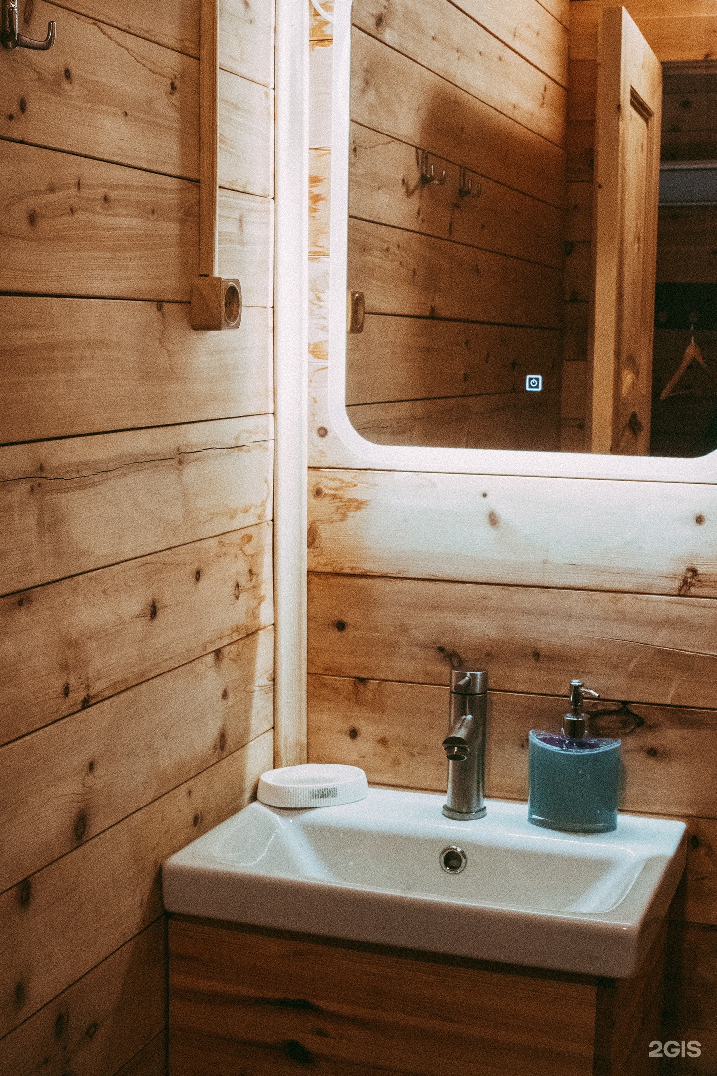 Двухэтажный дом с панорамной крышей - фото 5