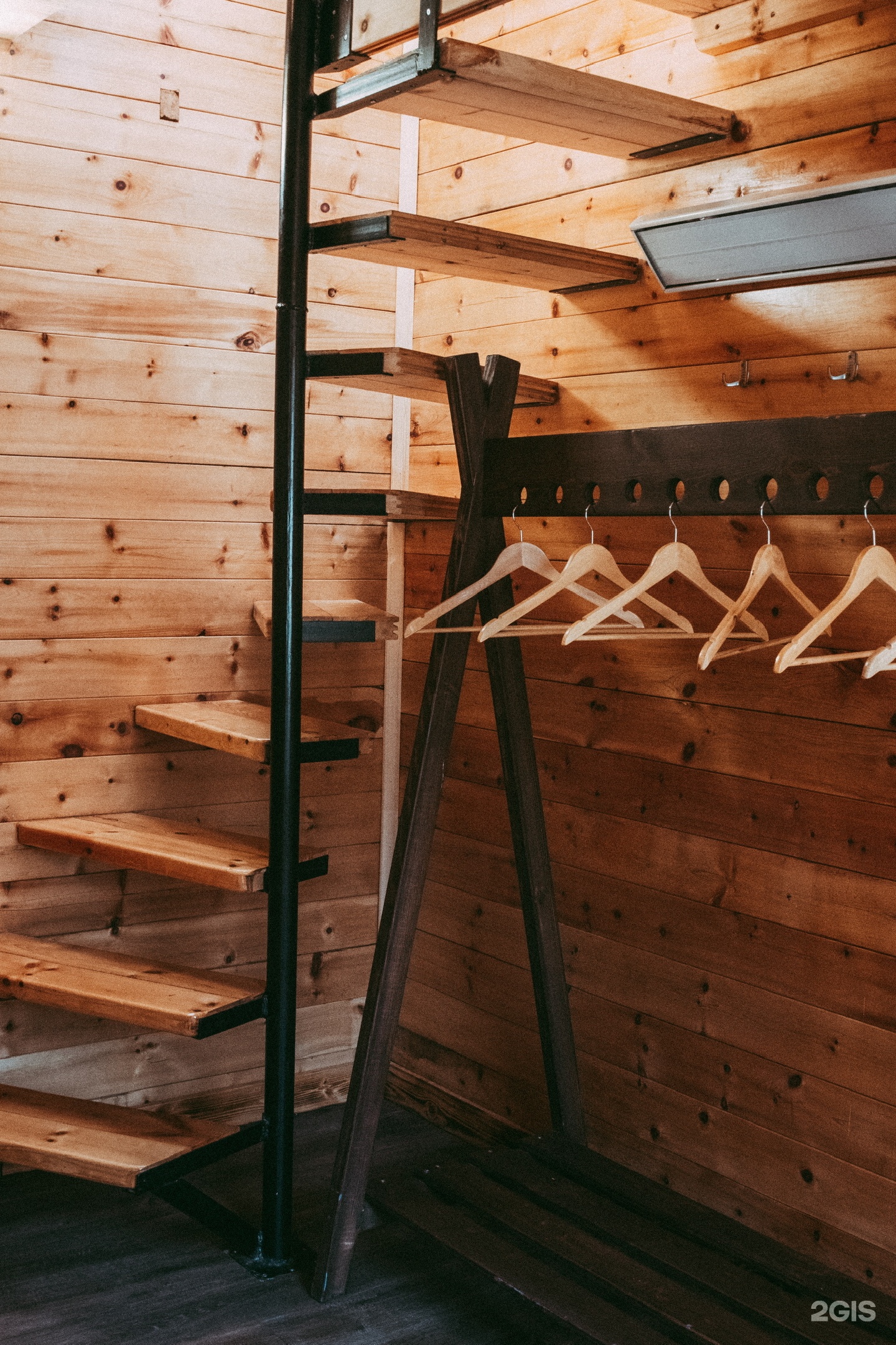 Двухэтажный дом с панорамной крышей - фото 6