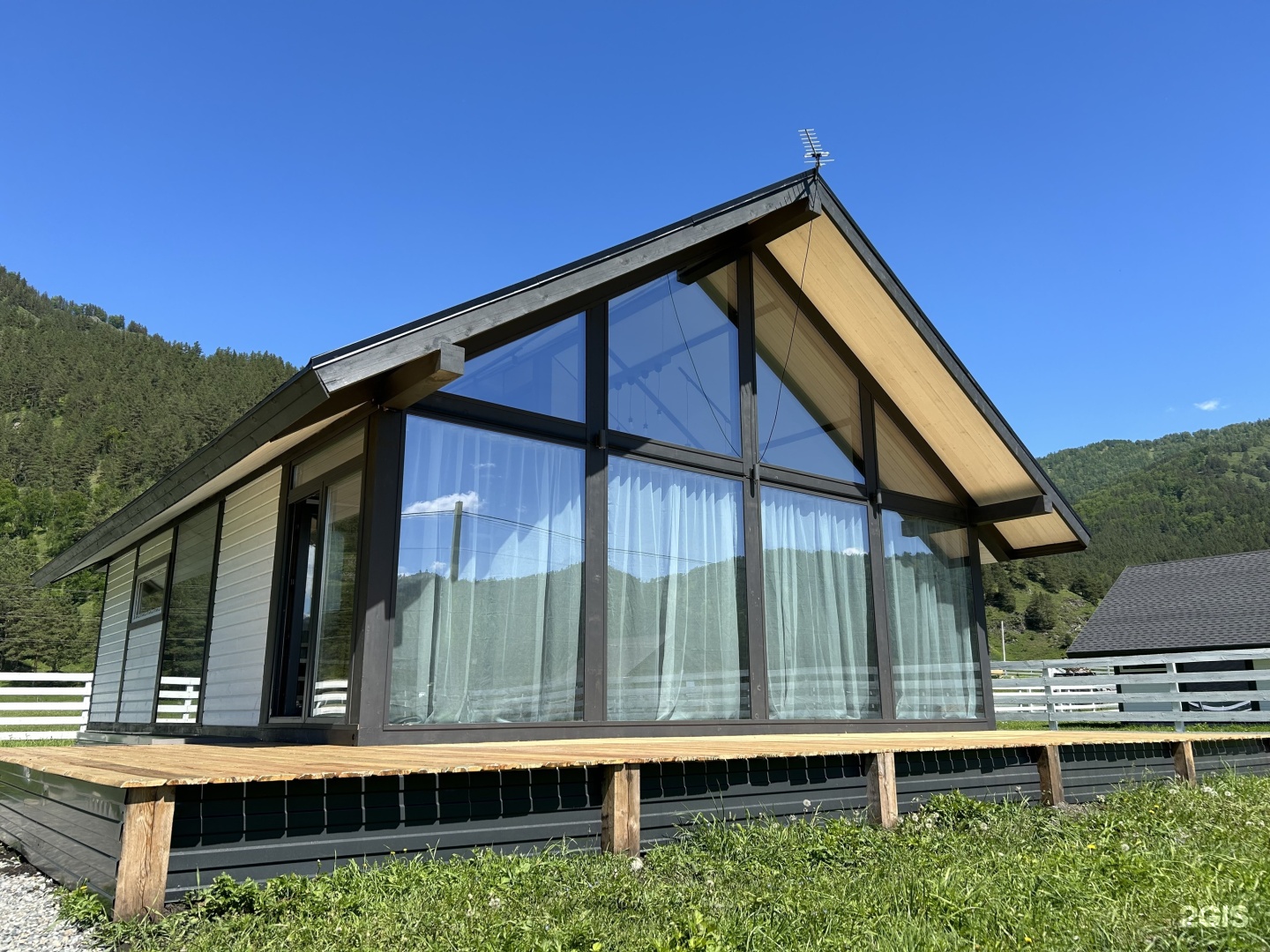 Коттедж с террасой - фото 1