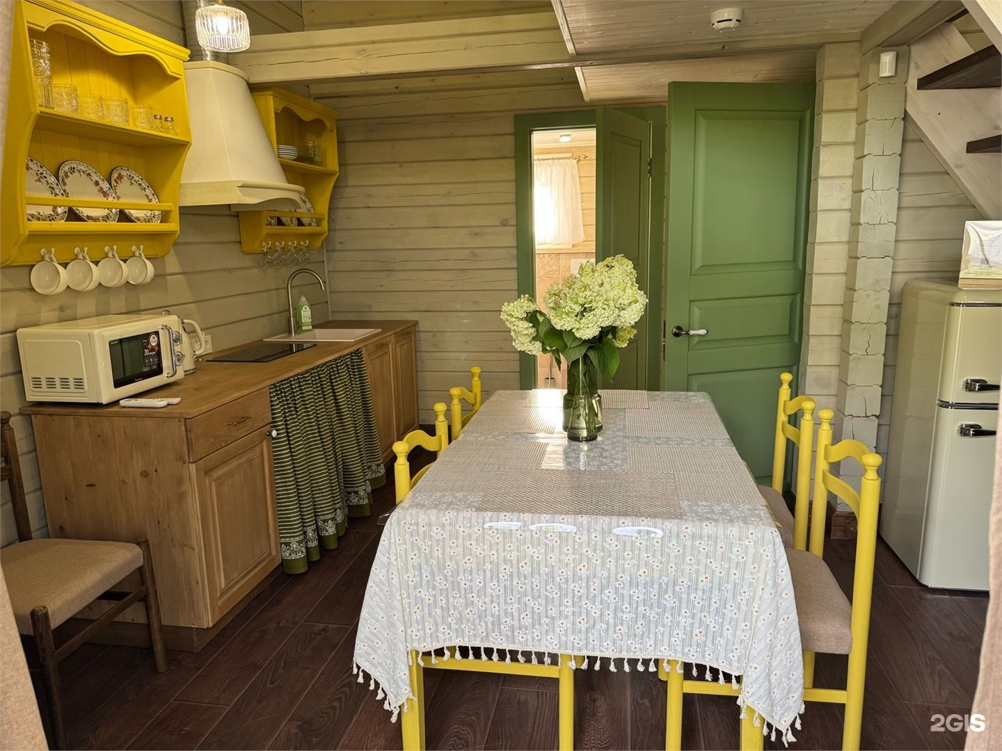 Шале двухэтажное с двумя спальнями и кухней-гостиной с видом на бассейн - фото 2