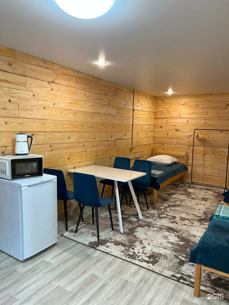 Четырехместный номер с 1 двуспальной или 2 односпальными кроватями с видом на горы - фото 1