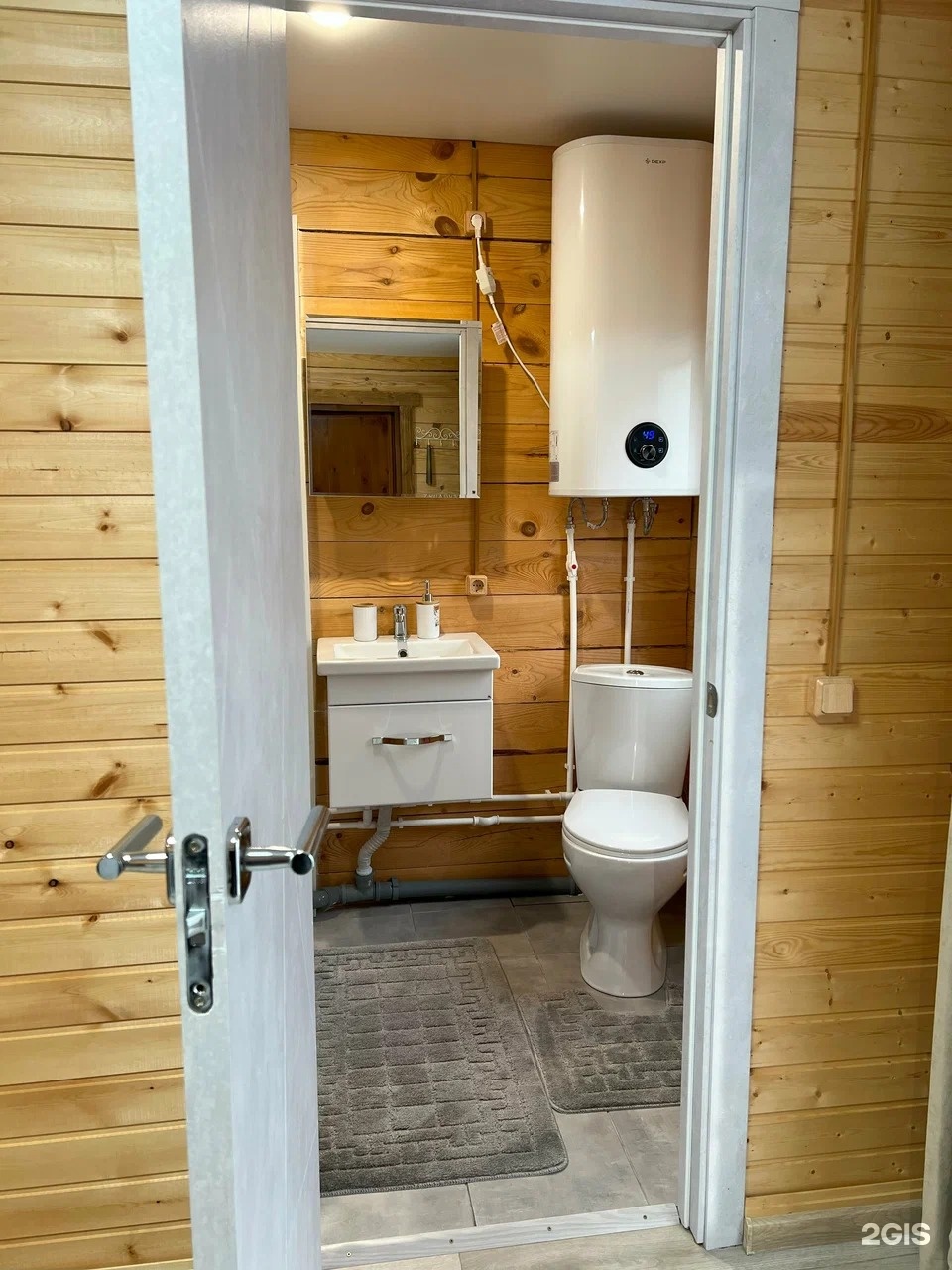 Четырехместный номер с 1 двуспальной или 2 односпальными кроватями с видом на горы - фото 6