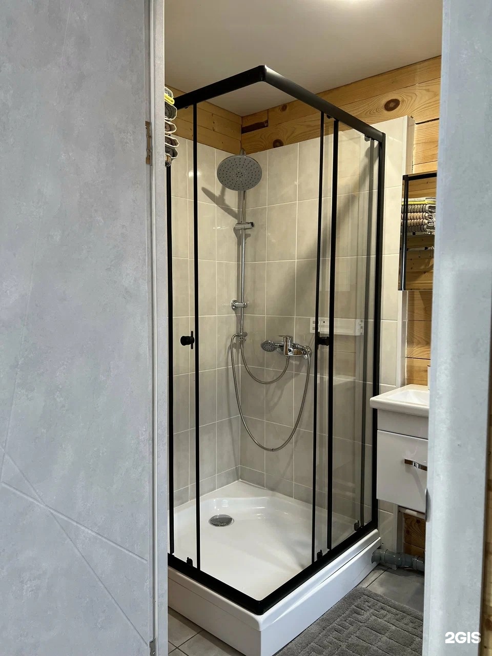 Четырехместный номер с 1 двуспальной или 2 односпальными кроватями с видом на горы - фото 8