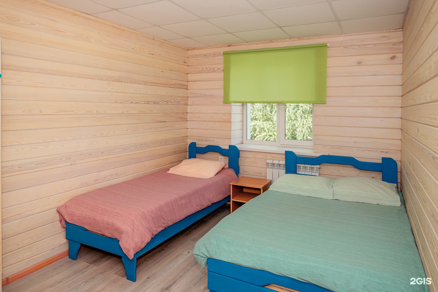 Стандартный номер с 1 двуспальной и 1 односпальной кроватями - фото 1