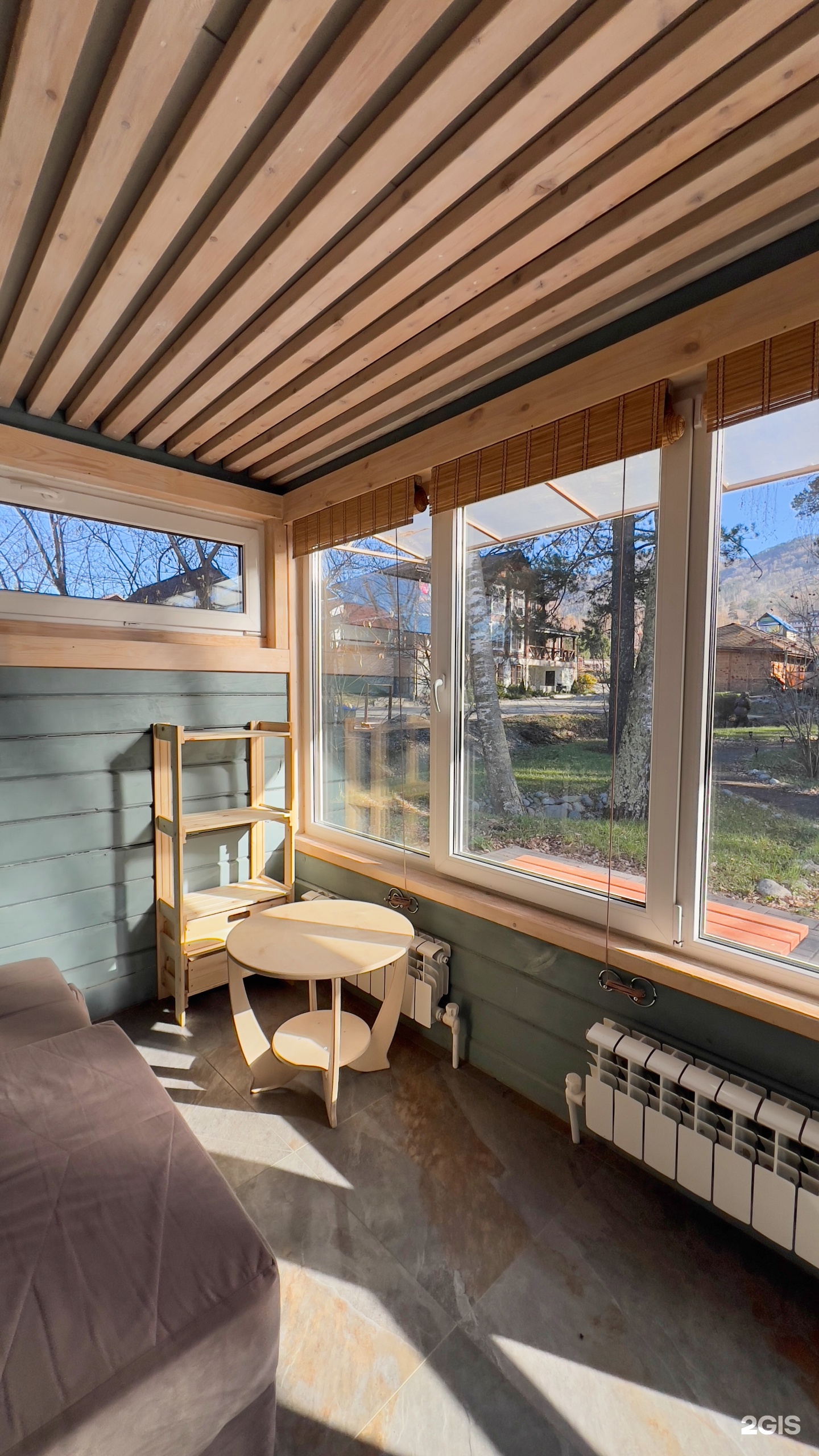 Двухэтажный дом с видом на реку, сад и горы - фото 5