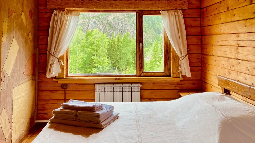 Семейный с 1 двуспальной и 2 односпальными кроватями с видом на горы (№3) - фото 1