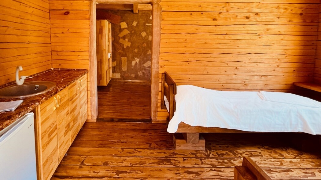 Семейный с 1 двуспальной и 2 односпальными кроватями с видом на горы (№3) - фото 4