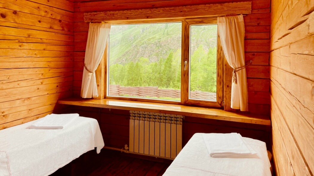 Семейный с 1 двуспальной и 2 односпальными кроватями с видом на горы (№3) - фото 5