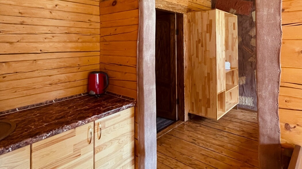 Семейный с 1 двуспальной и 2 односпальными кроватями с видом на горы (№3) - фото 8