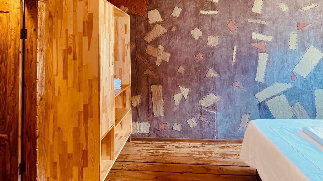 Семейный с 1 двуспальной и 2 односпальными кроватями с видом на горы (№3) - фото 9