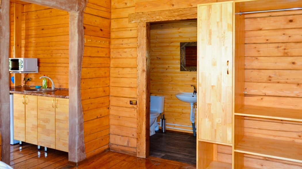 Семейный с 1 двуспальной и 2 односпальными кроватями с видом на горы (№3) - фото 11