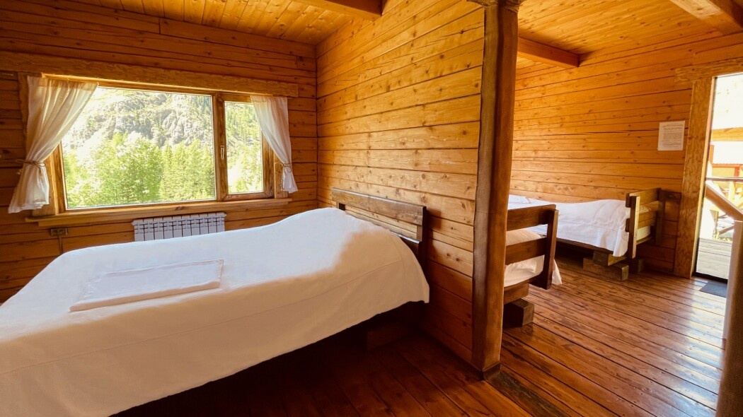 Семейный с 1 двуспальной и 2 односпальными кроватями с видом на горы (№3) - фото 15