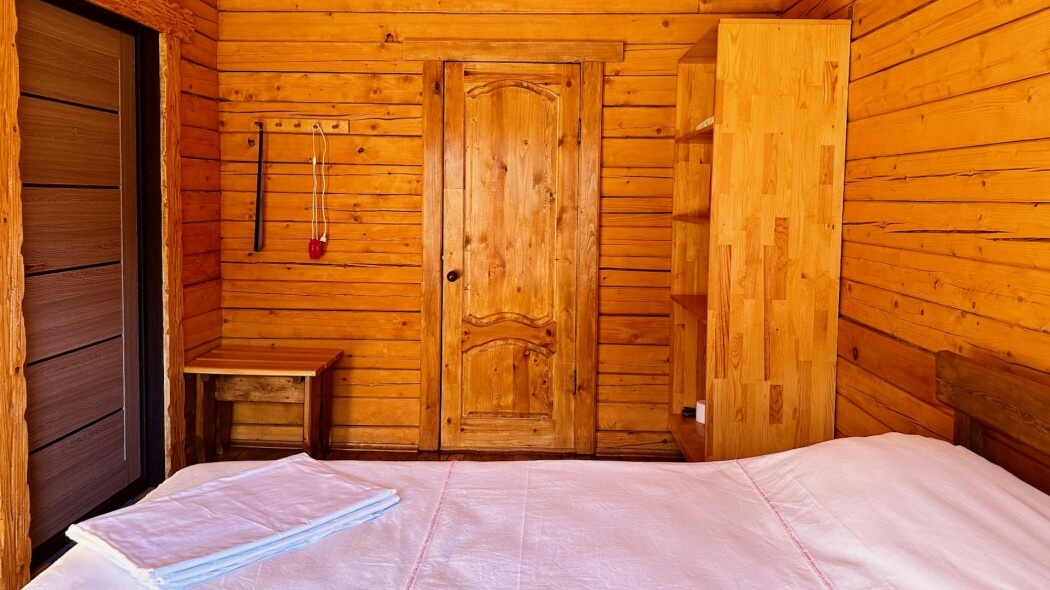 Двухместный номер с двуспальной кроватью и видом на горы (№4 и №5) - фото 6