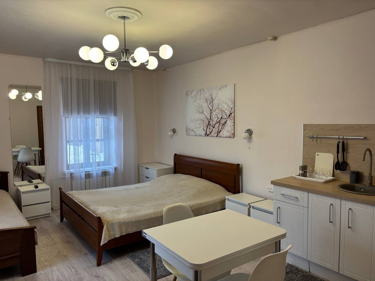 Стандартный номер с двуспальной и 1 односпальной кроватью - фото 1