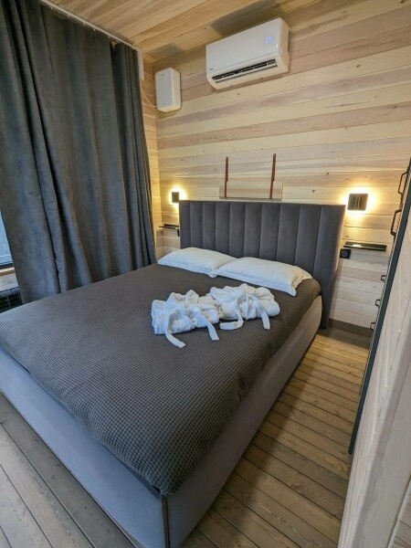 Большой зеркальный куб с отдельной спальней №0 для 2-4 гостей - фото 4