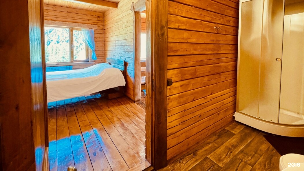 Семейный с 1 двуспальной и 2 односпальными кроватями с видом на горы (№3) - фото 14