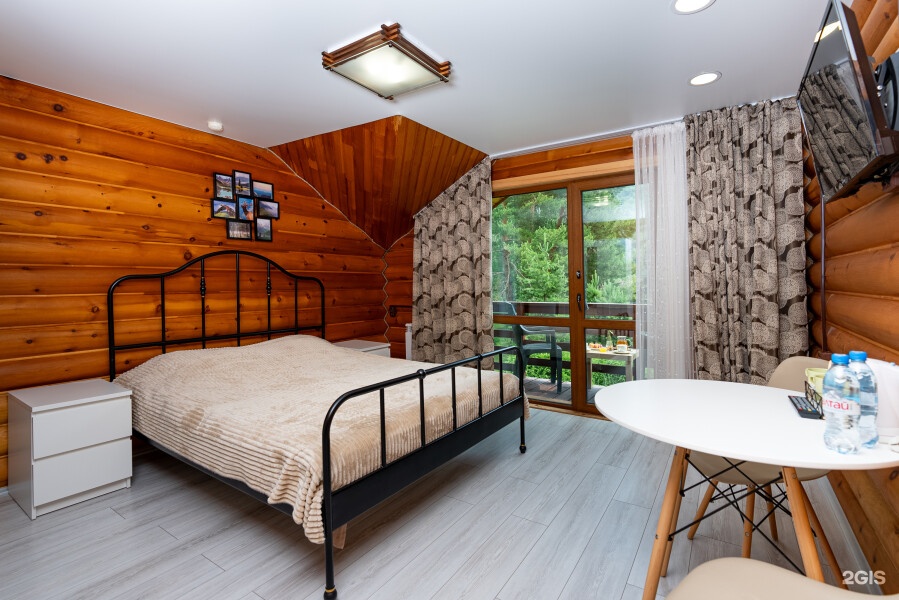 Делюкс с одной двуспальной кроватью с видом на окрестности - фото 1