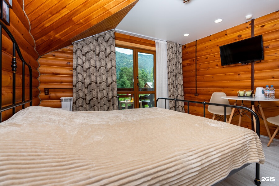 Делюкс с одной двуспальной кроватью с видом на окрестности - фото 2
